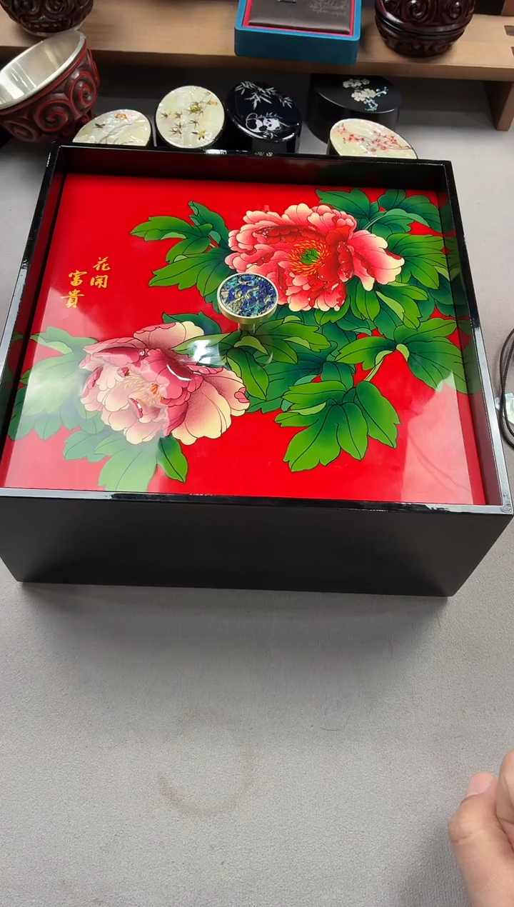 扬州漆器厂彩绘黑红底花开富贵坚果盒