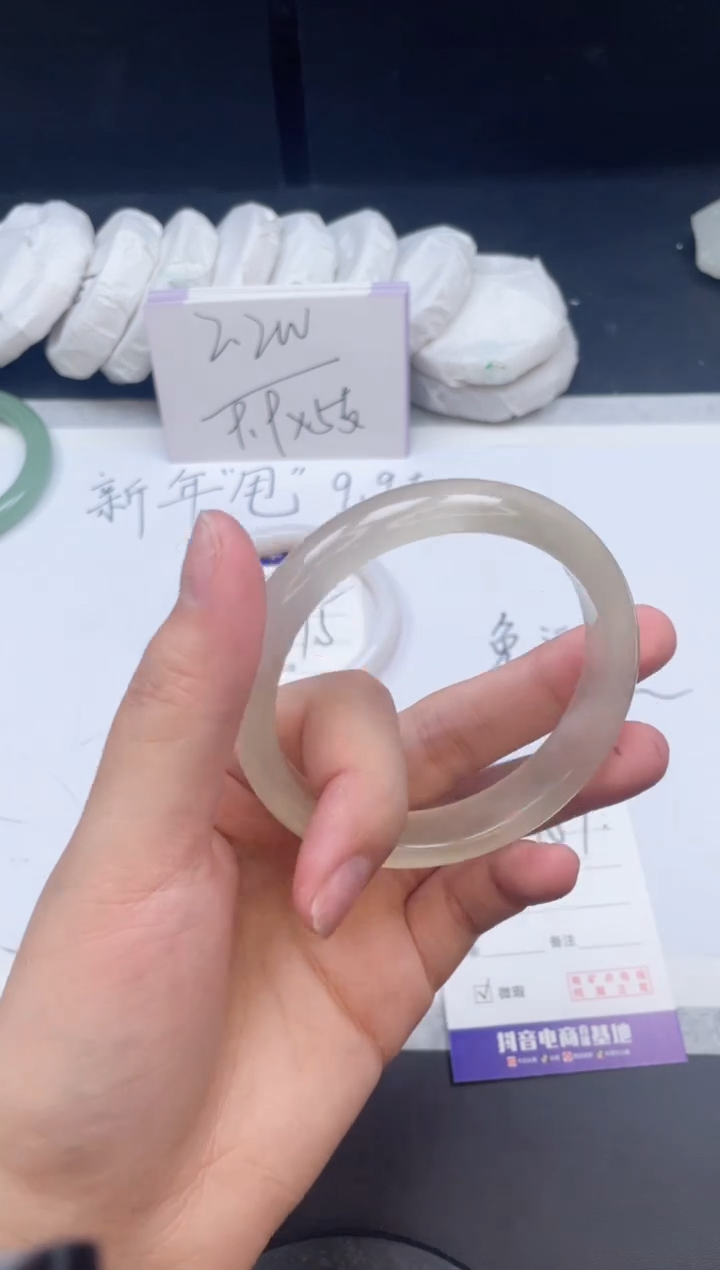 【闪购商品】石英质玉手镯未镶嵌187/59