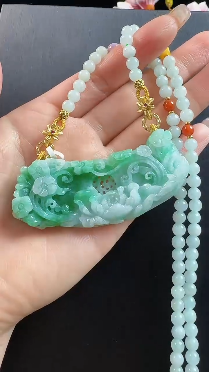 颈饰未镶嵌翡翠弯弯