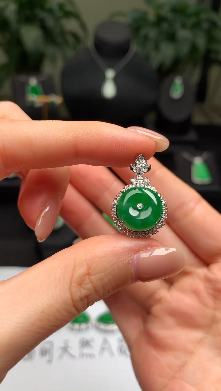 颈饰18K金镶嵌翡翠平安扣