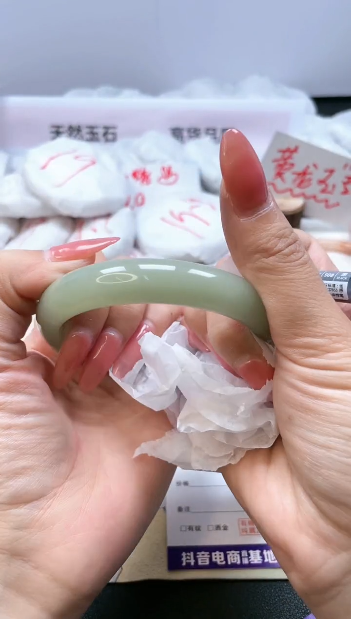 【闪购商品】石英质玉手镯合金338/64.2