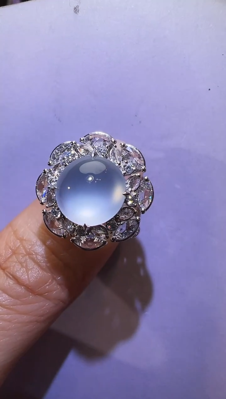 18K金镶嵌戒指翡翠蛋面