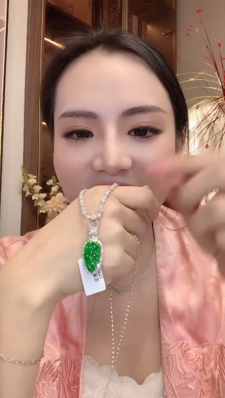 【闪购商品】翡翠吊坠(不含链)18K金镶嵌A35