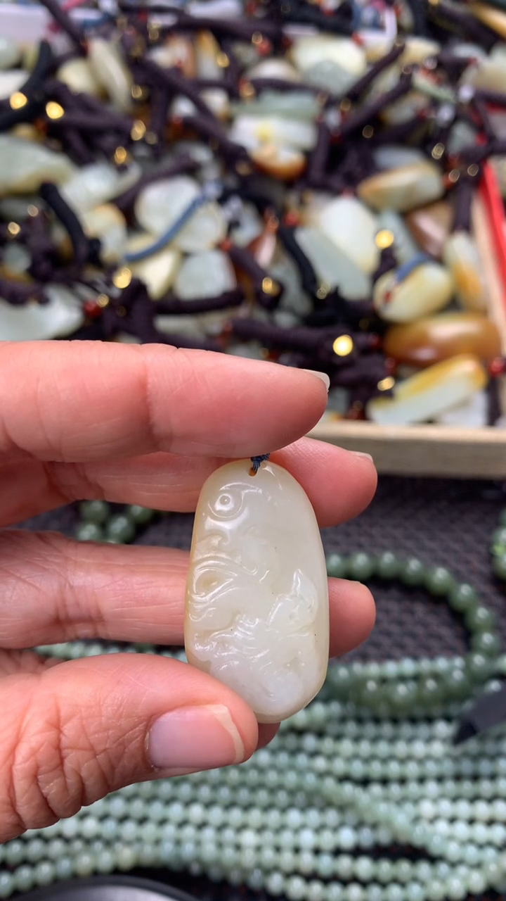 【闪购商品】和田玉颈饰未镶嵌多样性发货没有证书拍一发一有瑕