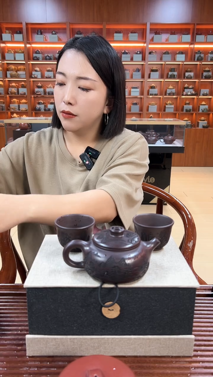 茶壶紫砂景秀山居福运扁韵一壶两杯套组 赤龙血砂 赵园静