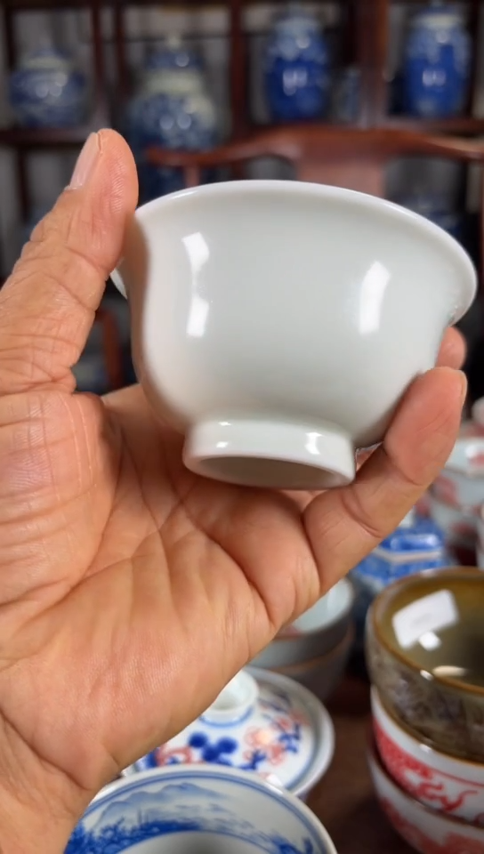 柴窑白瓷压手杯杯