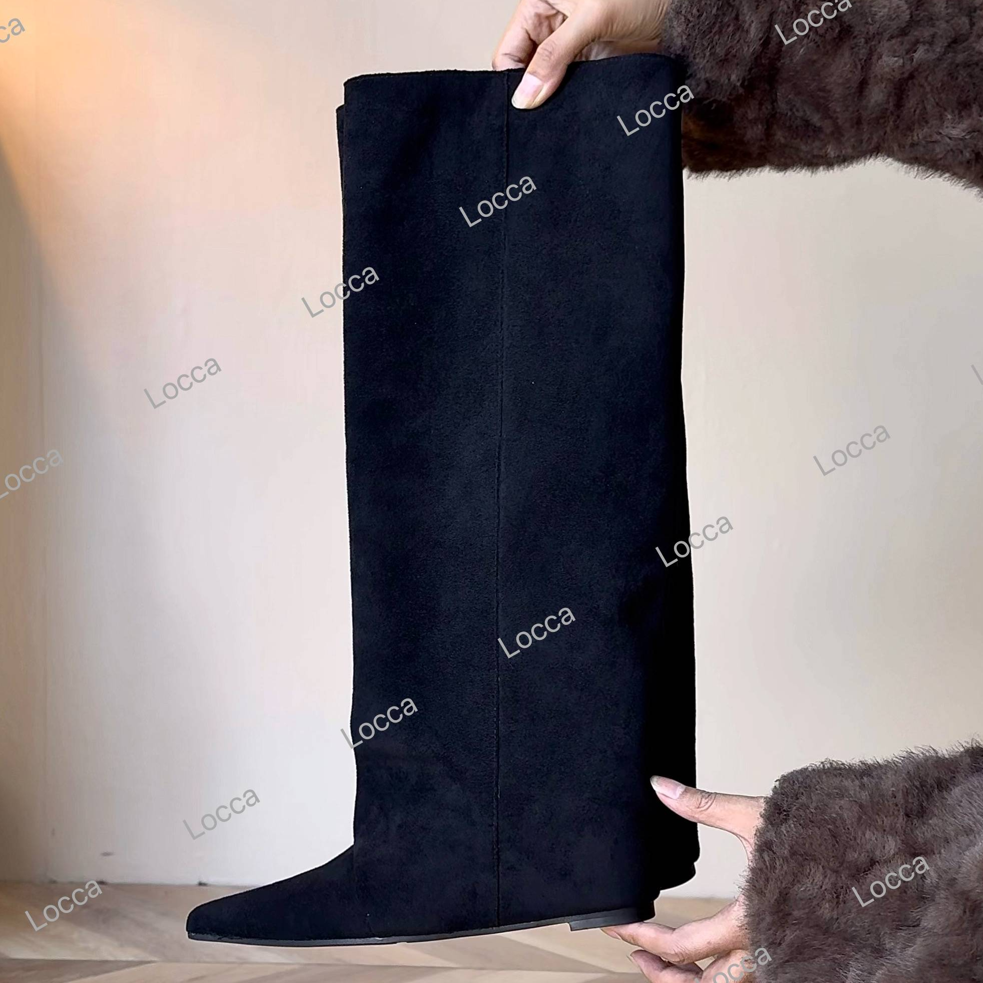 D欧美风尖头褶皱坡跟时装靴2025年秋冬必备新款