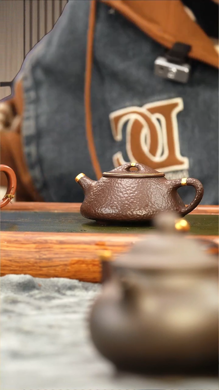 茶壶紫砂茄皮紫泥锤纹描金小石瓢