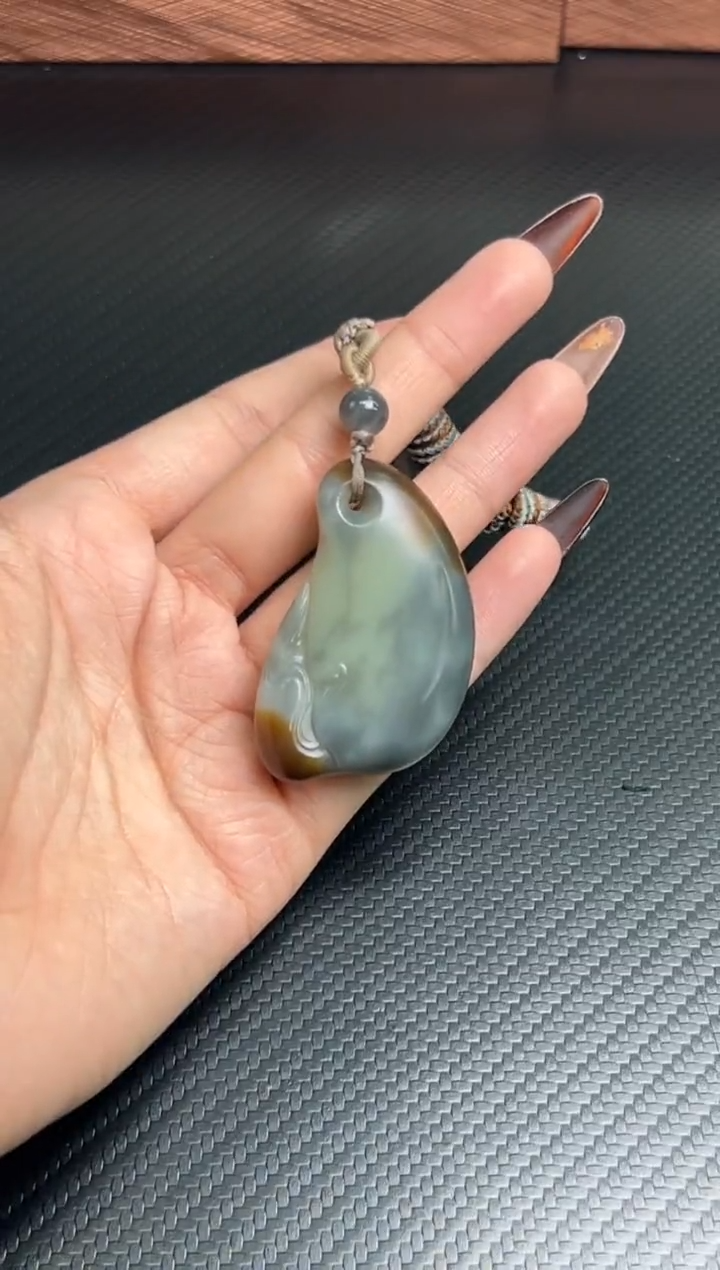 吊坠(赠链)未镶嵌和田玉若羌微色差吊坠