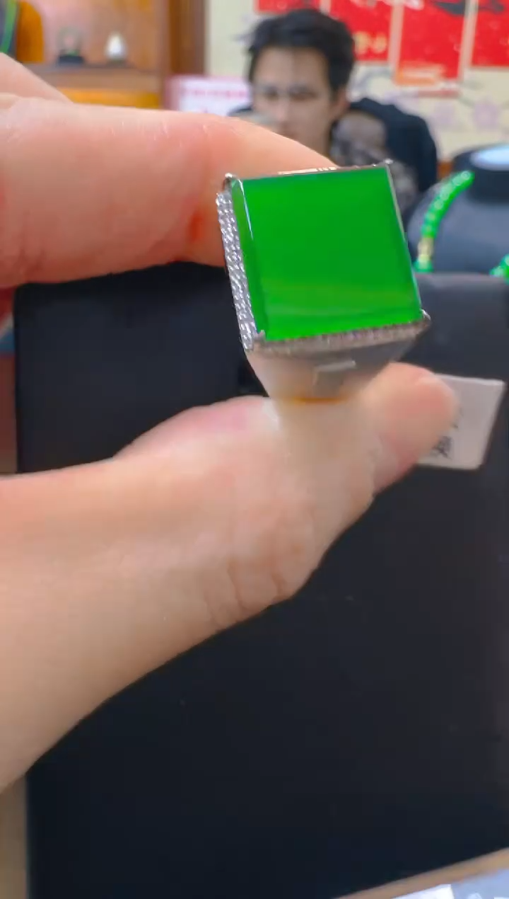 18K金镶嵌戒指翡翠天然A货翡翠