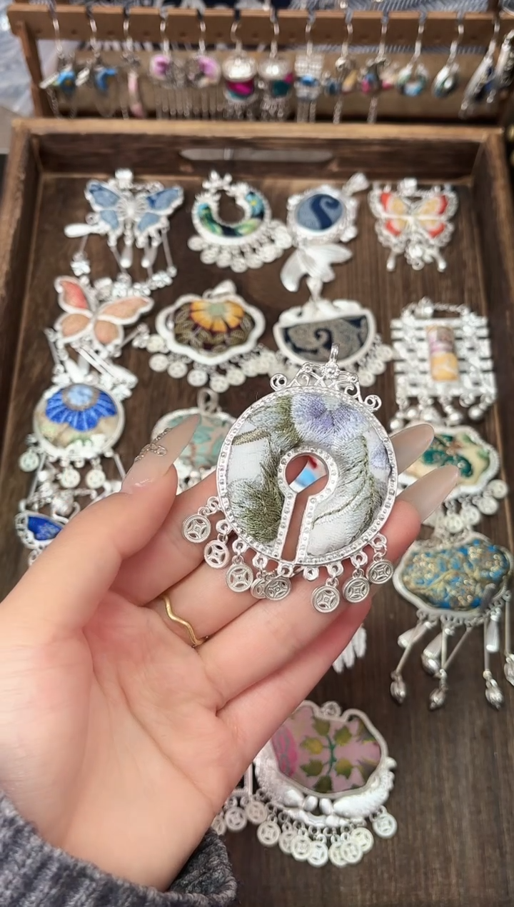 织绣小*鬼民族风非遗老绣饰品296