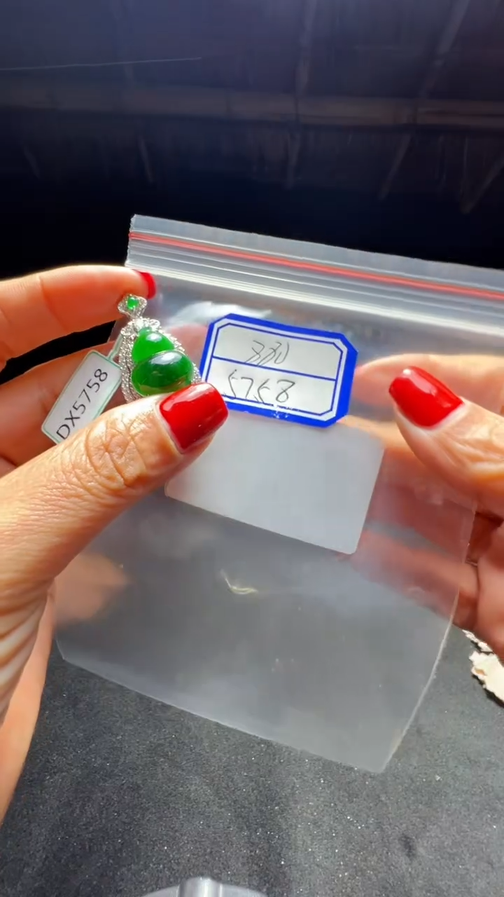 【闪购商品】翡翠吊坠(赠链)未镶嵌0414271088多样性发货