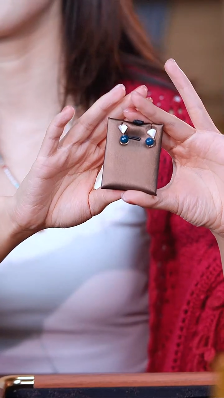 琥珀18K金镶嵌珠宝奇石7MM多米尼加耳饰