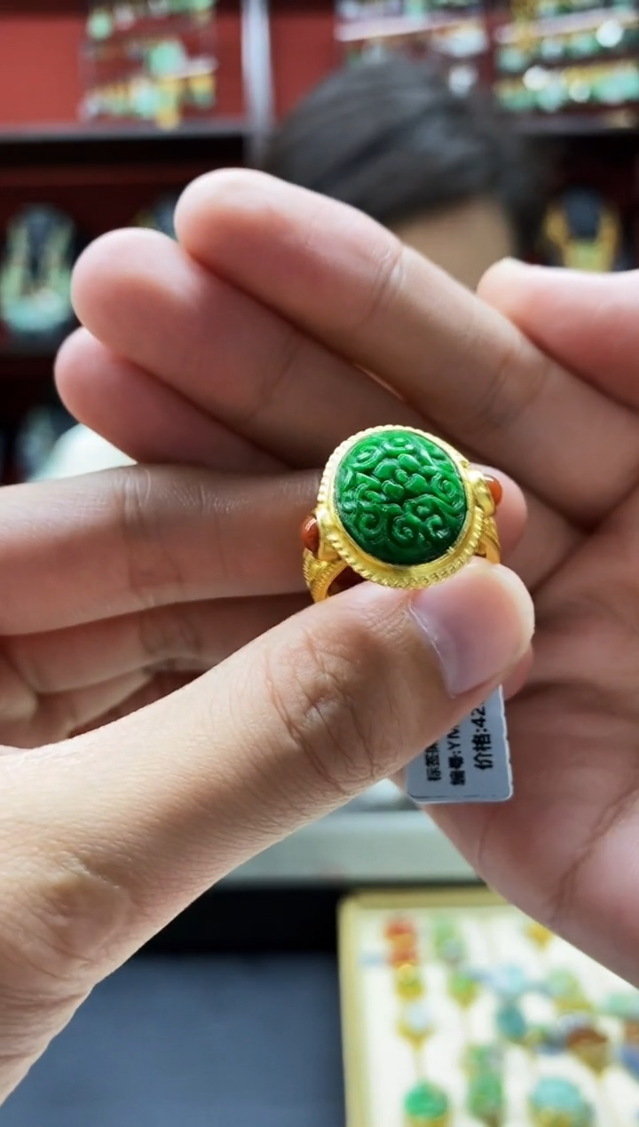颈饰未镶嵌翡翠戒指