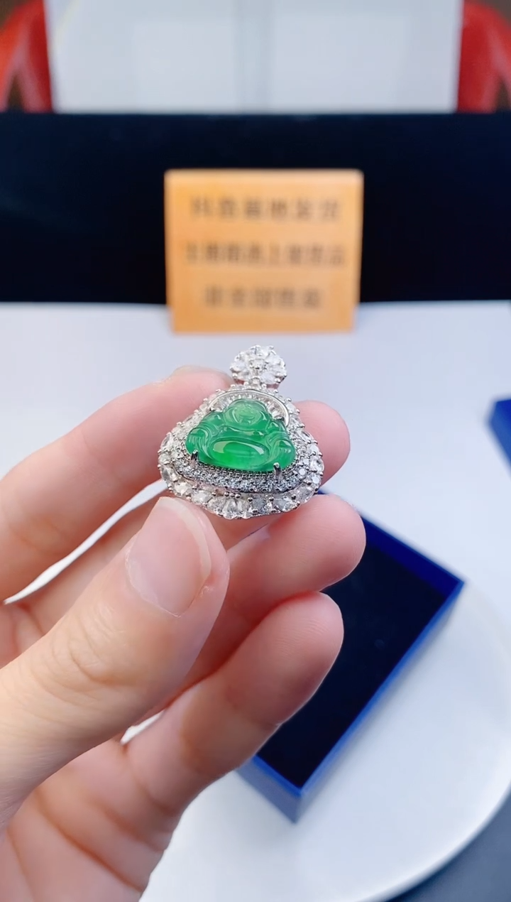 颈饰未镶嵌翡翠   