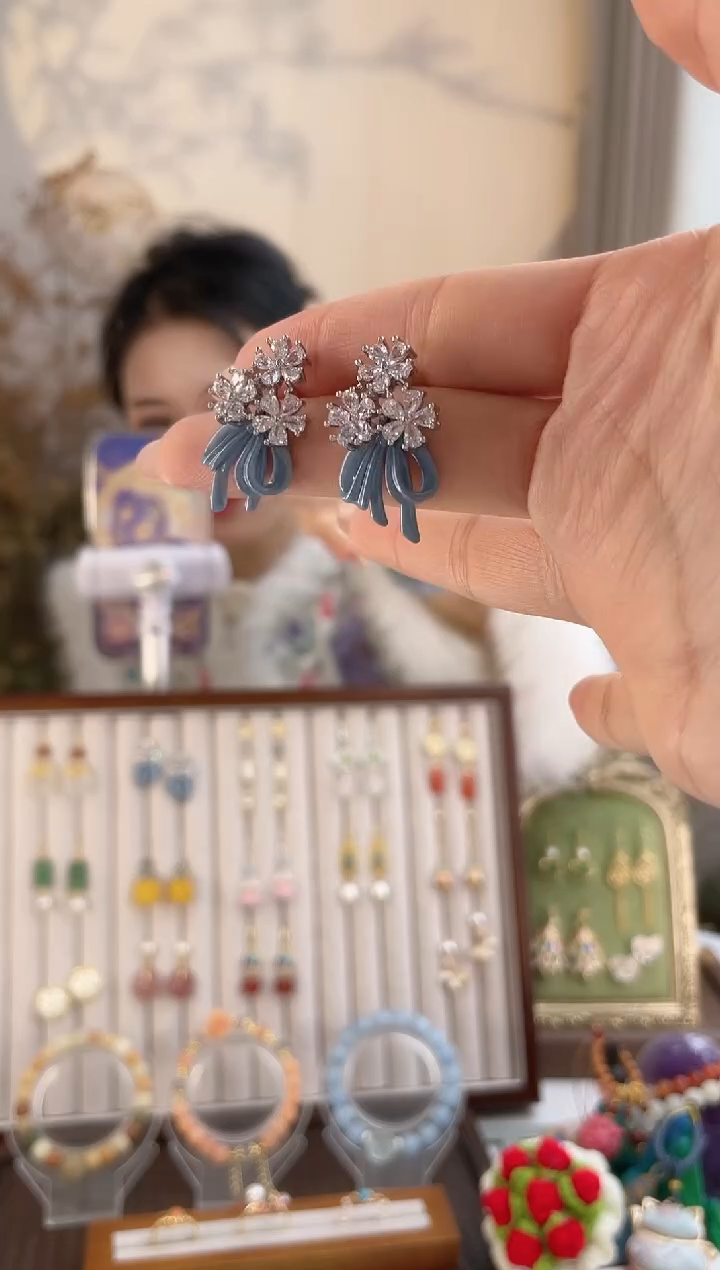 铜合金925银无蓝色手捧花耳钉