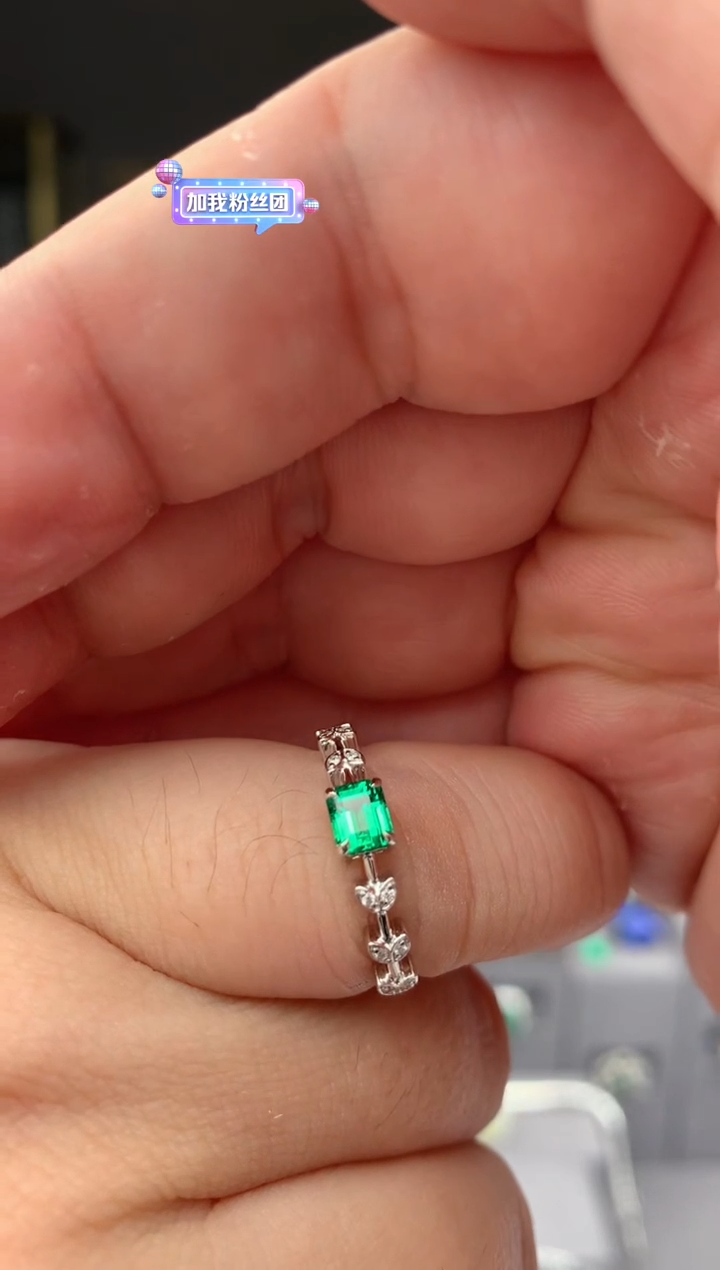 【闪购商品】祖母绿戒指18K金镶嵌祖母绿戒指