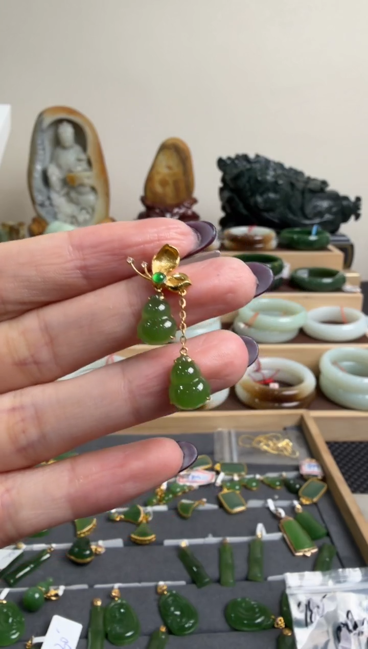 颈饰18K金镶嵌和田玉挂件