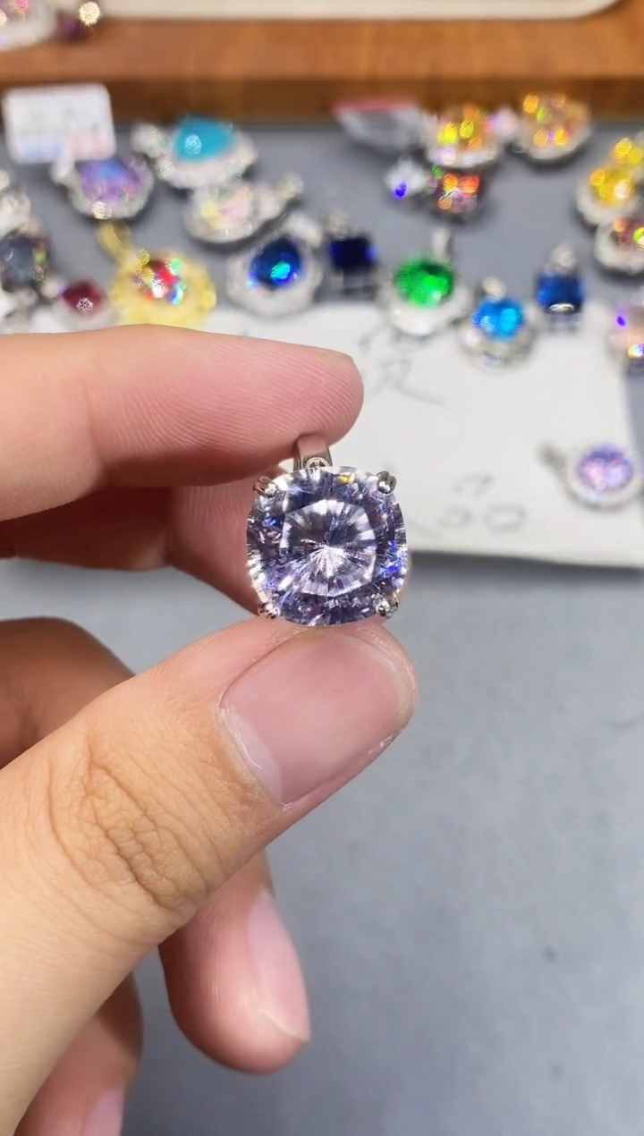 未镶嵌实验室培育钻石耳饰，