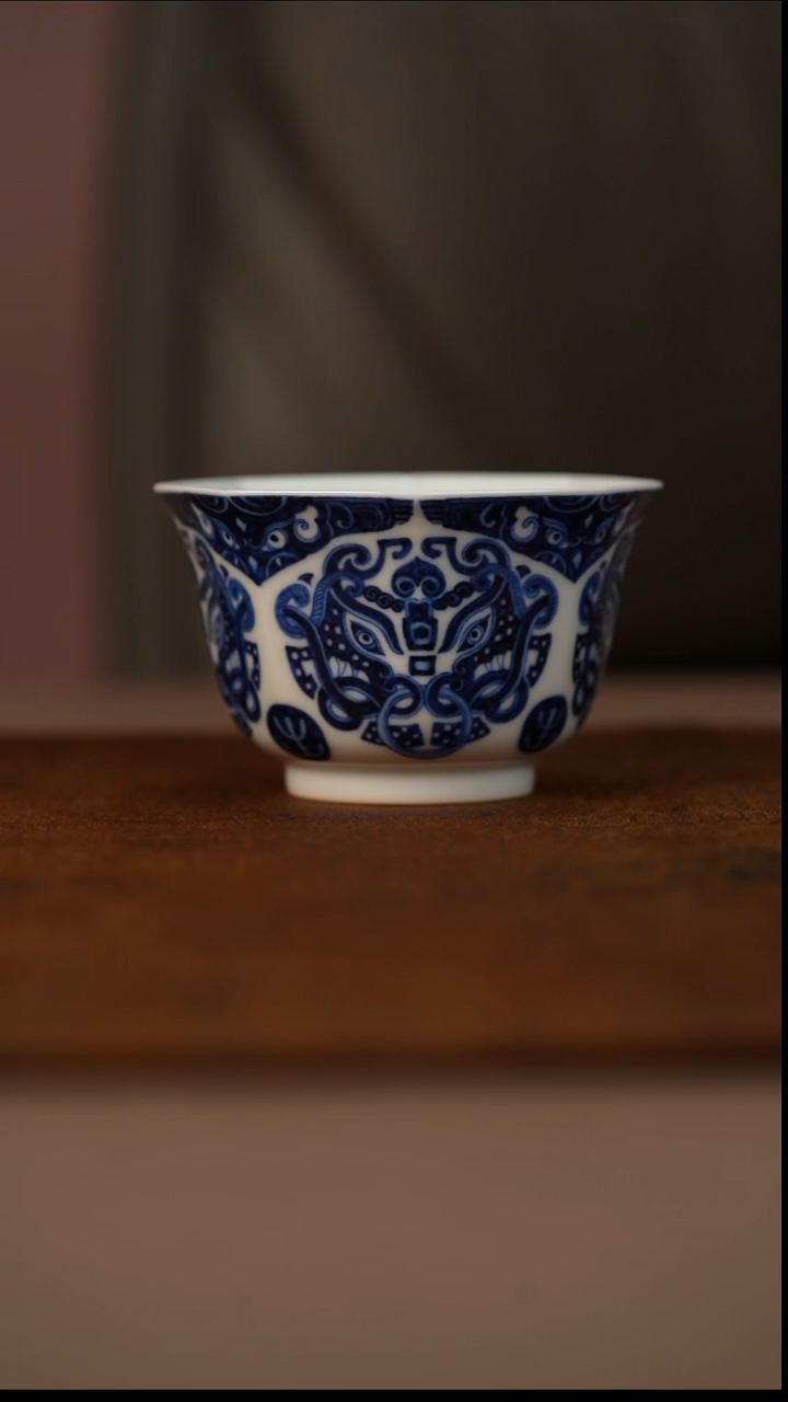 又见春风饕餮纹八方杯