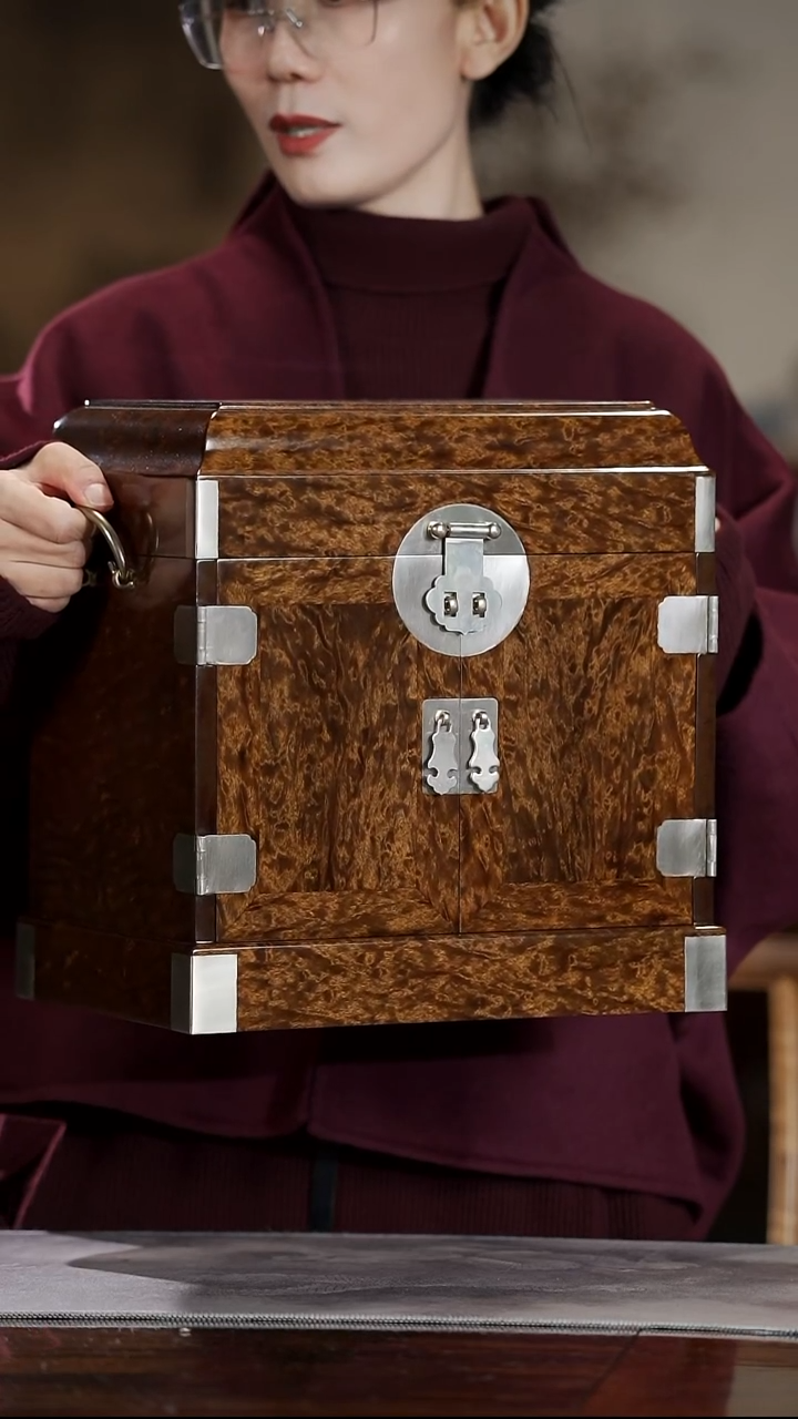 金丝楠龙胆纹一木一器官皮箱