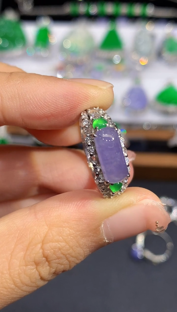 18K金镶嵌戒指翡翠飘*多样性发其一