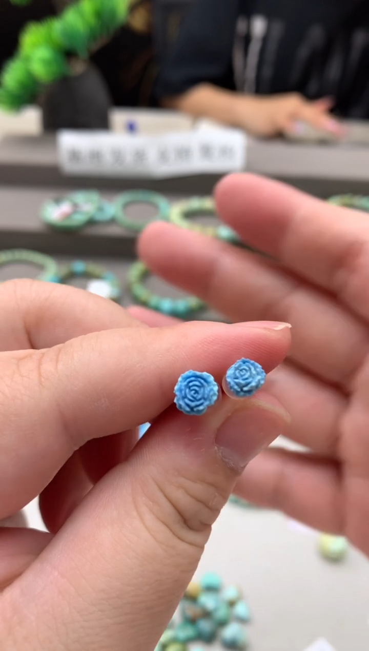 绿松石18K金镶嵌耳钉一对Q59