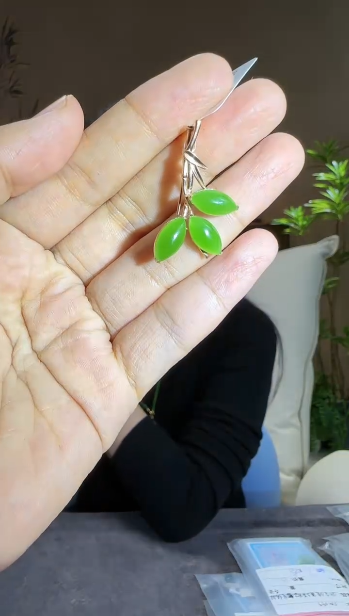 【闪购商品】和田玉胸针18K金镶嵌18K金镶碧玉苹果绿节节高升胸针