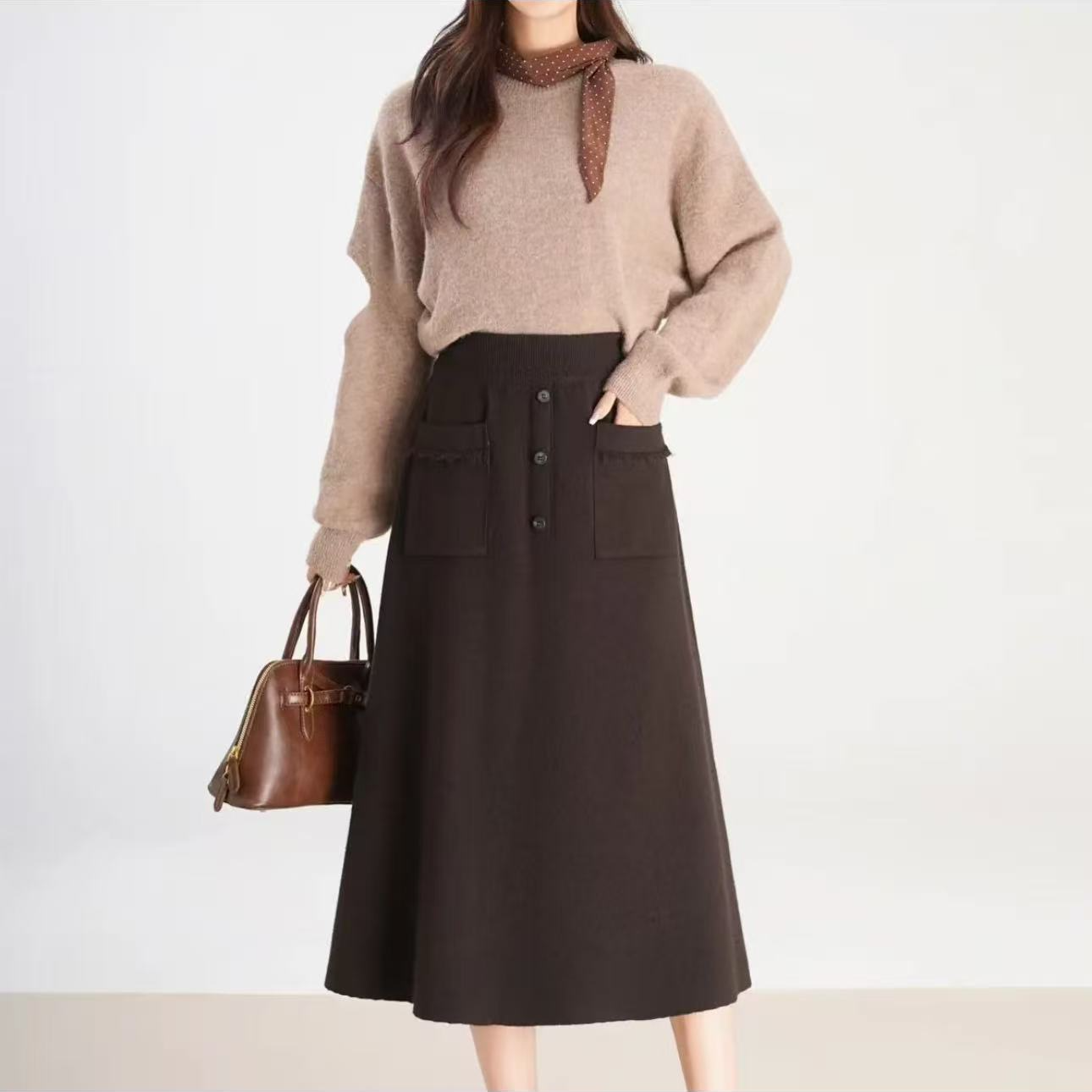 9184-A字版双口袋厚款中长针织半身裙（咖色）