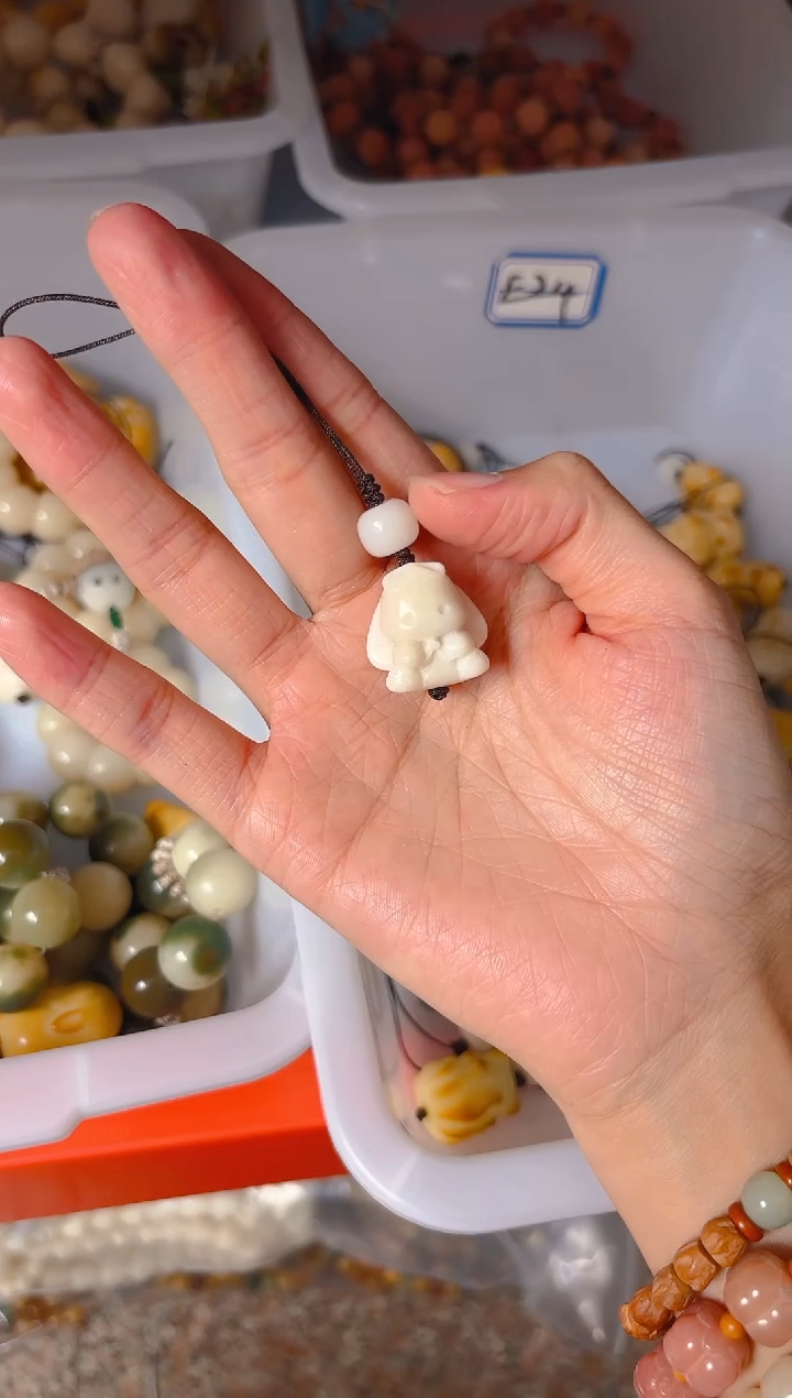 吊坠菩提根/象牙果白色长耳兔挂件