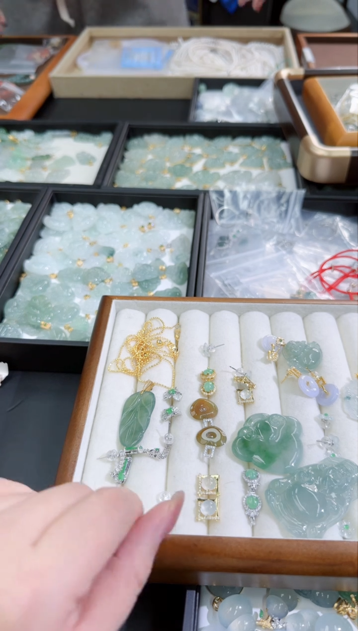 【闪购商品】翡翠颈饰18K金镶嵌25021078