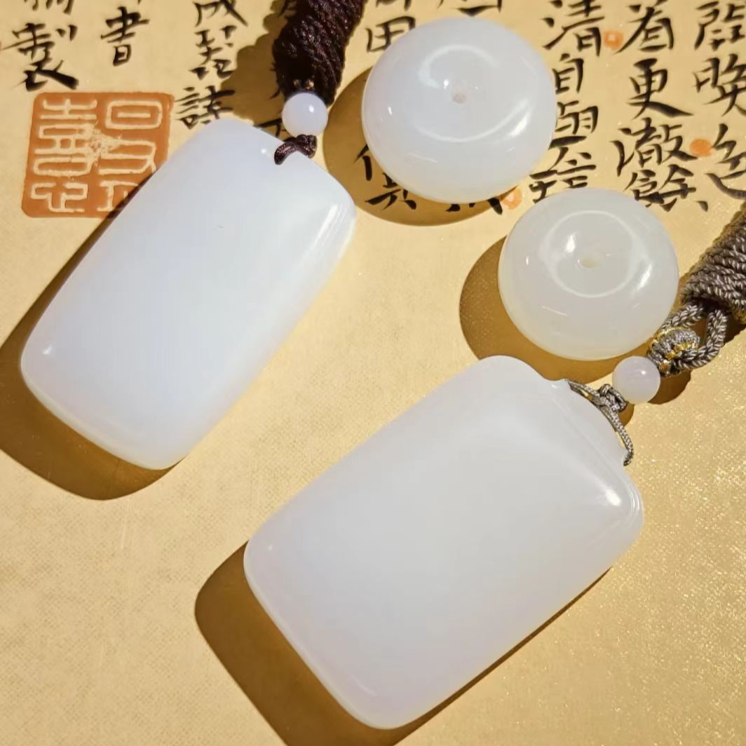 只买单纯的吊坠，没带链子，属的性质。玻璃吊坠 冰透白玻璃无事牌