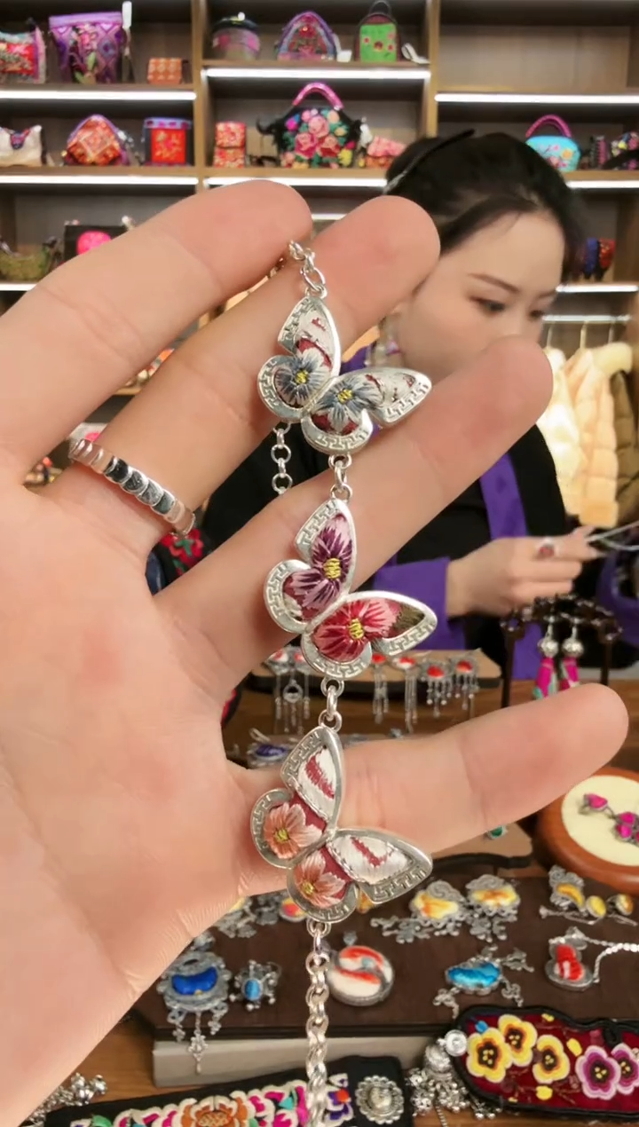 【闪购商品】织绣104蒙阿苏苗绣传承