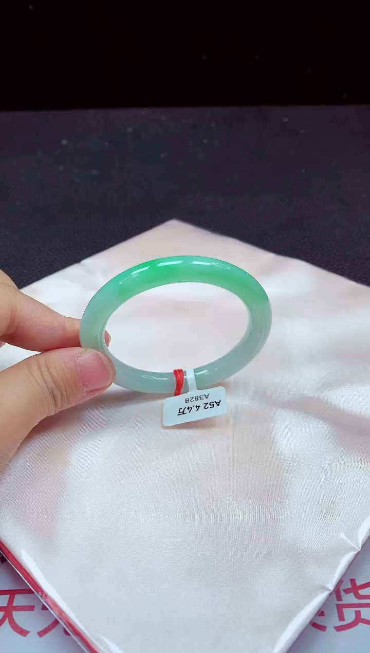 【闪购商品】翡翠手镯（圆镯）未镶嵌手镯52