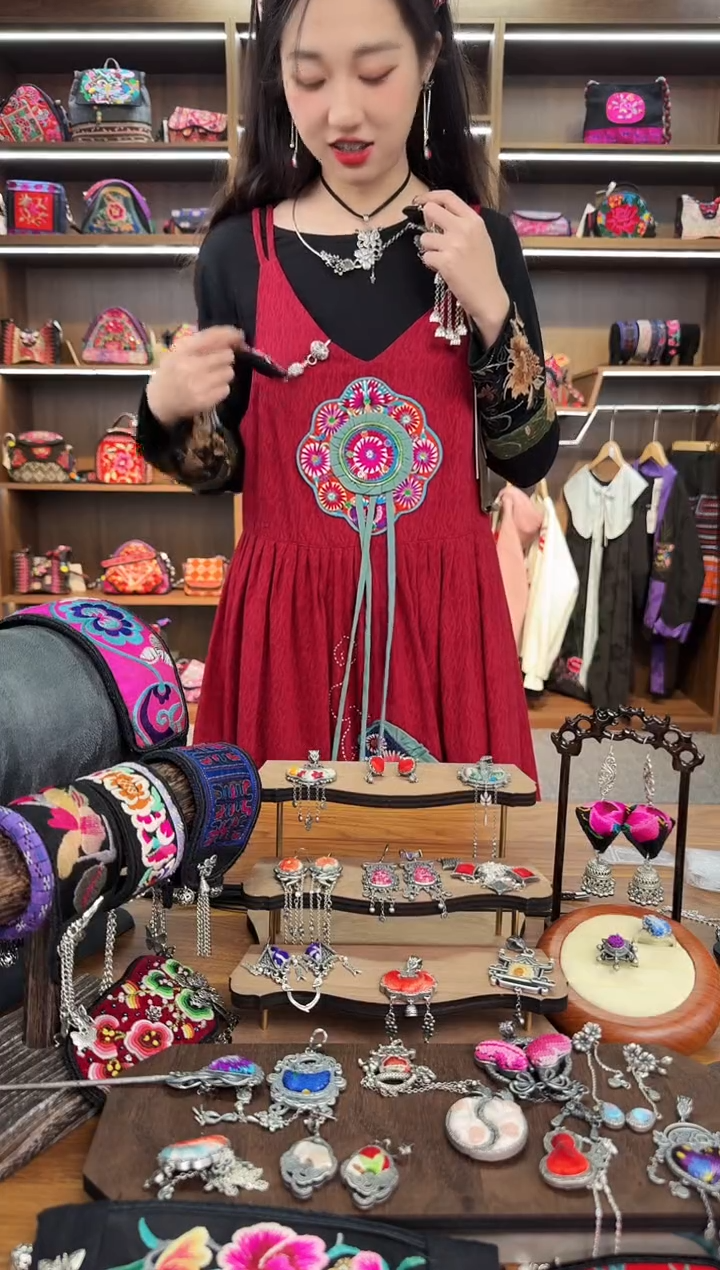 【闪购商品】织绣A33蒙阿苏苗绣传承