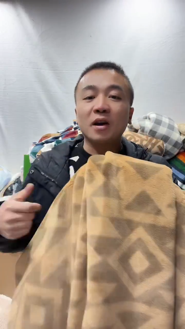 聚酯纤维2.2*2.4焦糖色几何微瑕