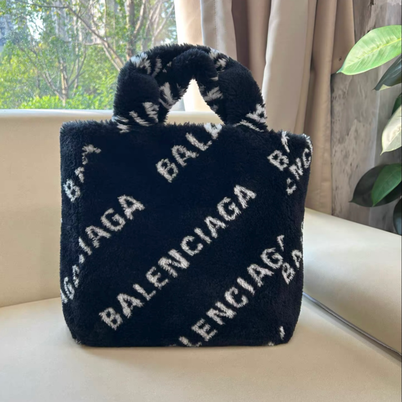 99新 Balenciaga/巴黎世家 巴黎世家黑白字母毛绒托特包0121