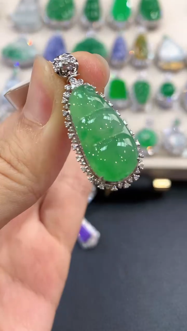 【闪购商品】翡翠吊坠(不含链)18K金镶嵌D82      