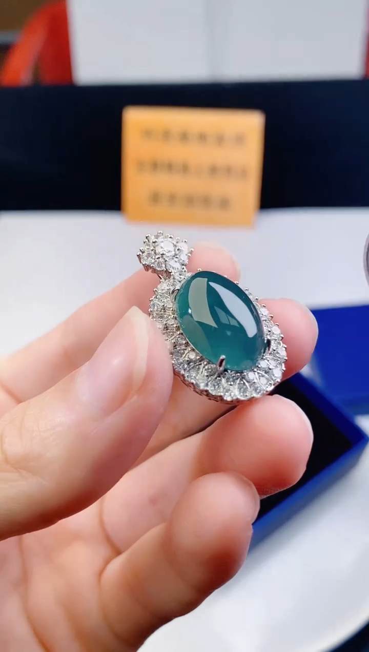 颈饰未镶嵌翡翠    