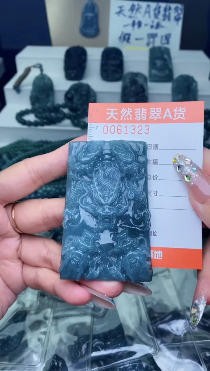 翡翠未镶嵌颈饰·············