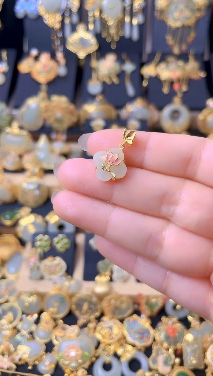 颈饰银S925镀金镶嵌和田玉蝶恋花荷花四叶草吊坠