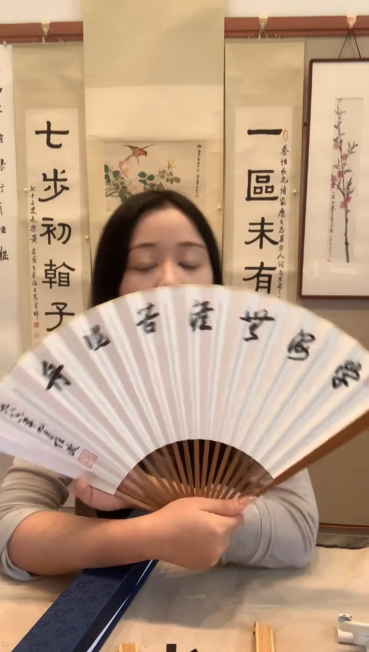 书法j任老师书法成扇带香樟木盒一件