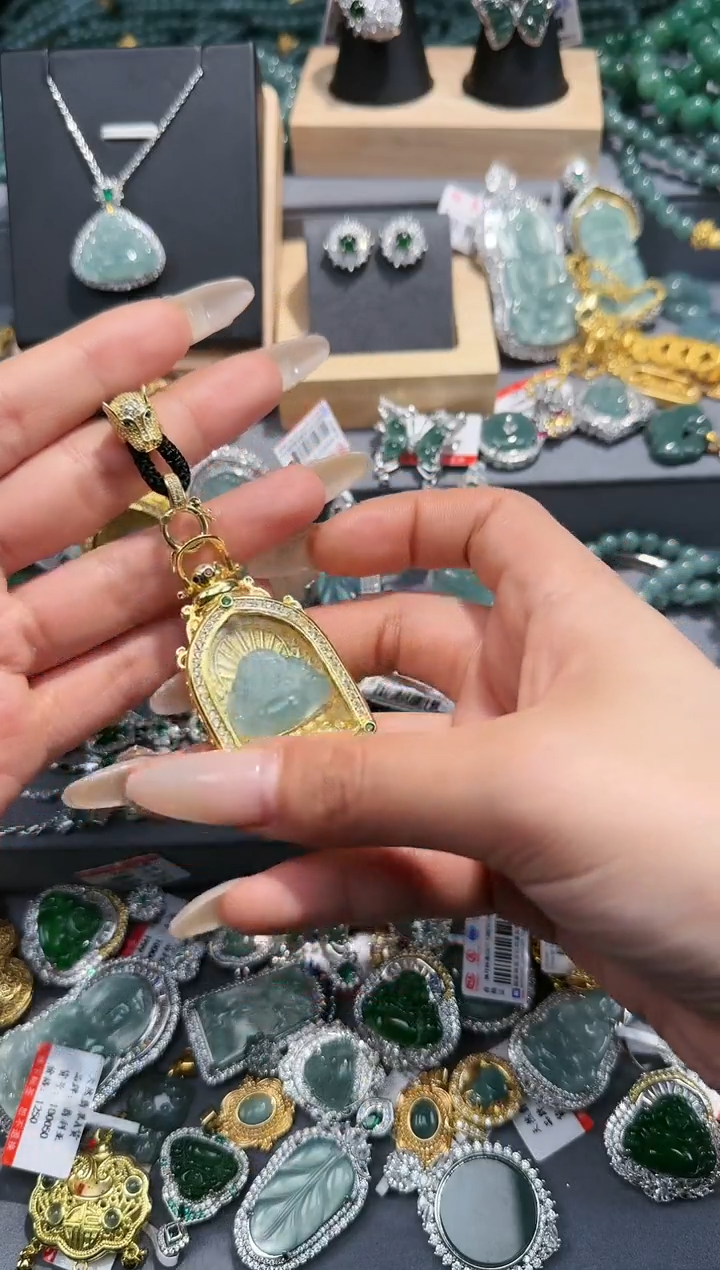 【闪购商品】翡翠吊坠(赠链)未镶嵌天然翡翠