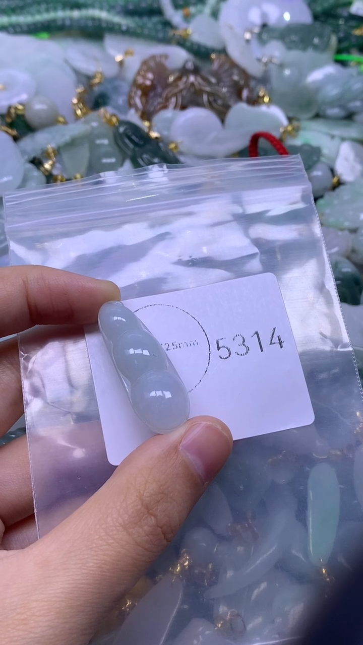 颈饰未镶嵌翡翠1