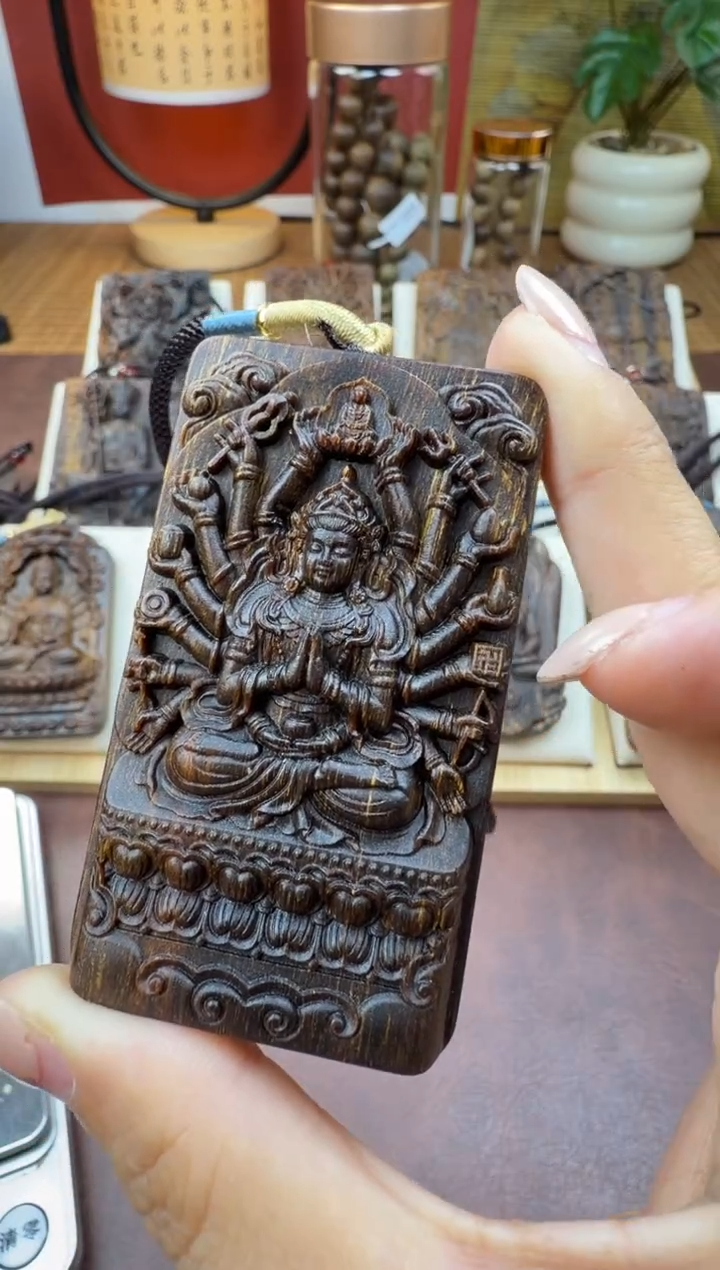 木木雕款  芽庄  盘坐千手 7cm 送养香瓶