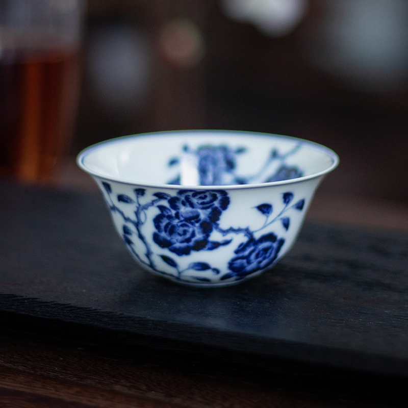 【直播专享·68折茶具】景德镇瓷器折枝玫瑰卧足杯青花瓷纯手工120ml
