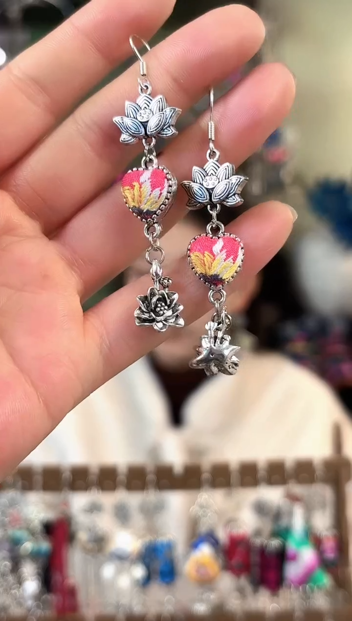 彩云南阁非遗老绣苗银饰品126