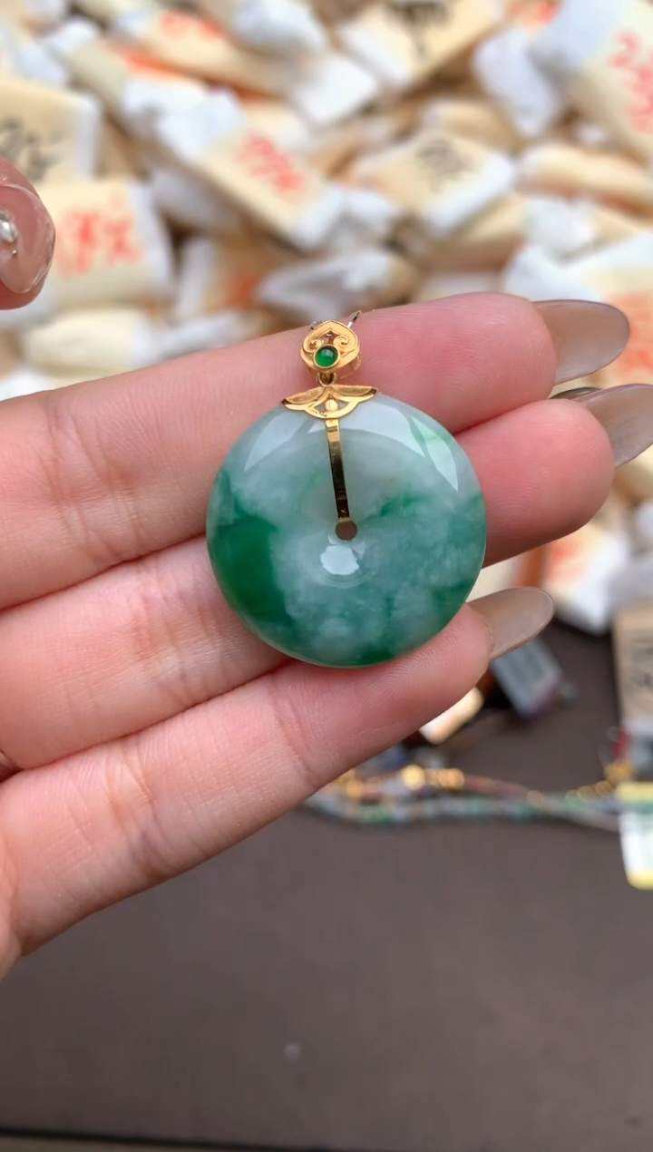 【闪购商品】翡翠18K金镶嵌颈饰 —