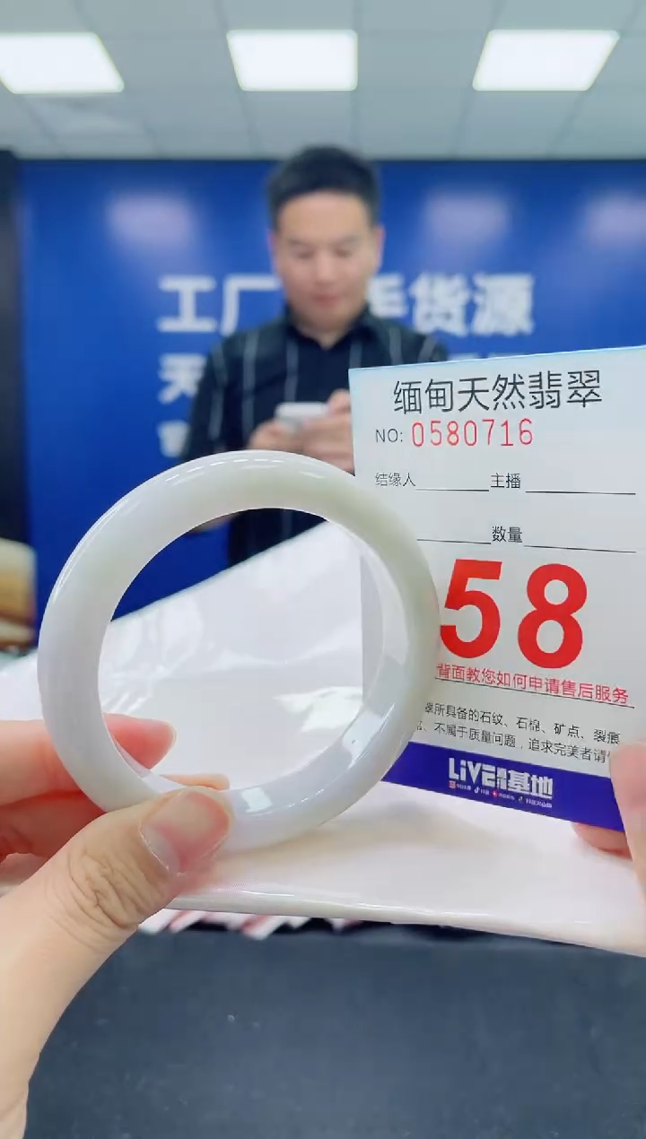 未镶嵌手镯翡翠天然翡翠手镯