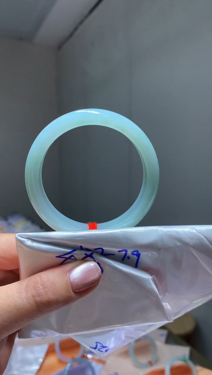 翡翠手镯未镶嵌翡翠手镯